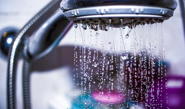 Quante docce fare dopo i 65 anni?